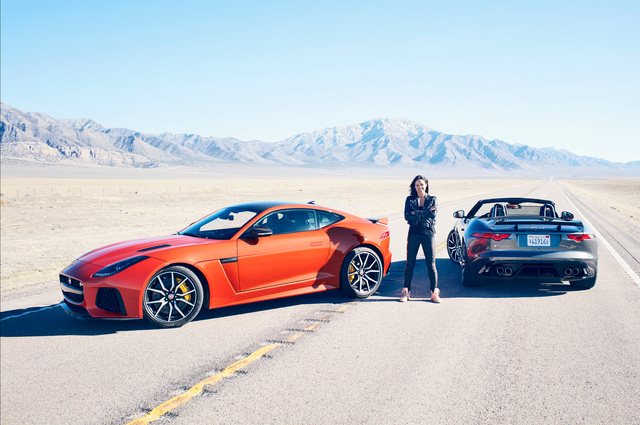  Michelle Rodriguez chụp ảnh cùng Jaguar F-Type SVR Coupe và mui trần