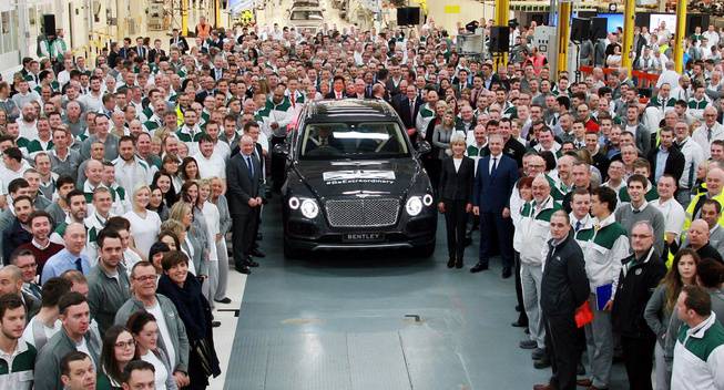 Bentley Bentayga đầu tiên xuất xưởng