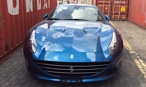 Siêu xe Ferrari California T 2015 đầu tiên về Việt Nam