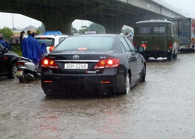 Lưu ý khi lái xe ô tô qua vùng ngập nước