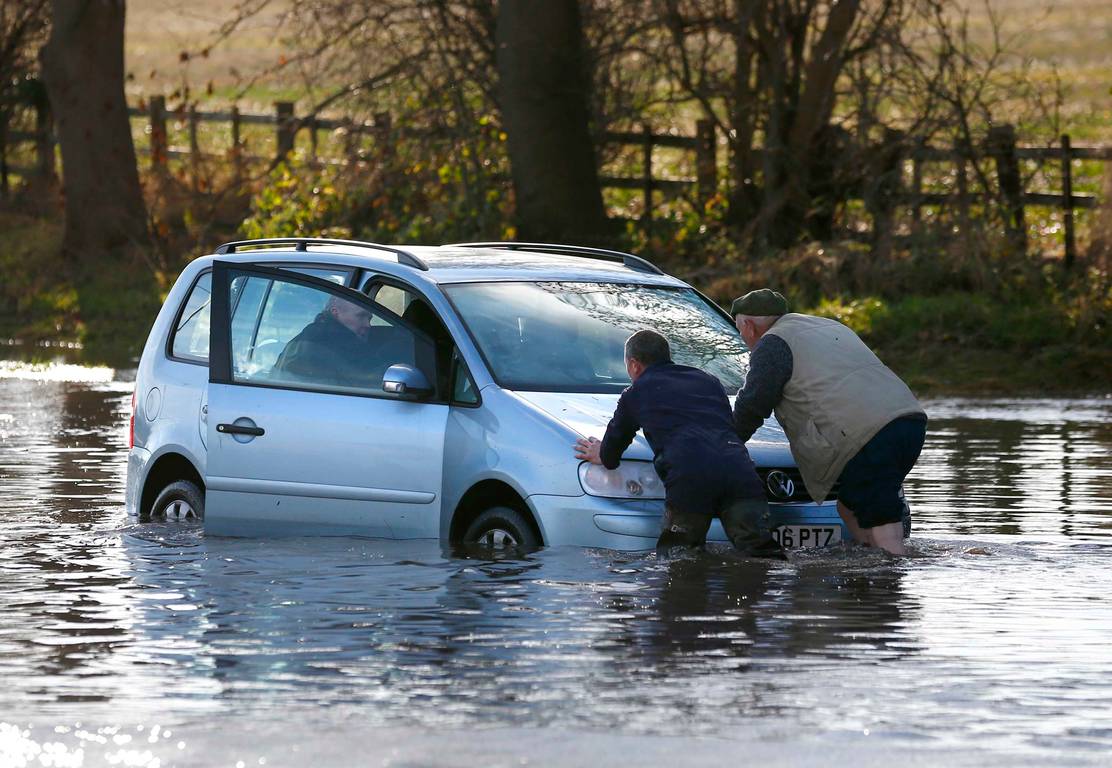 Làm sao để tránh mua ô tô từng bị ngập nước