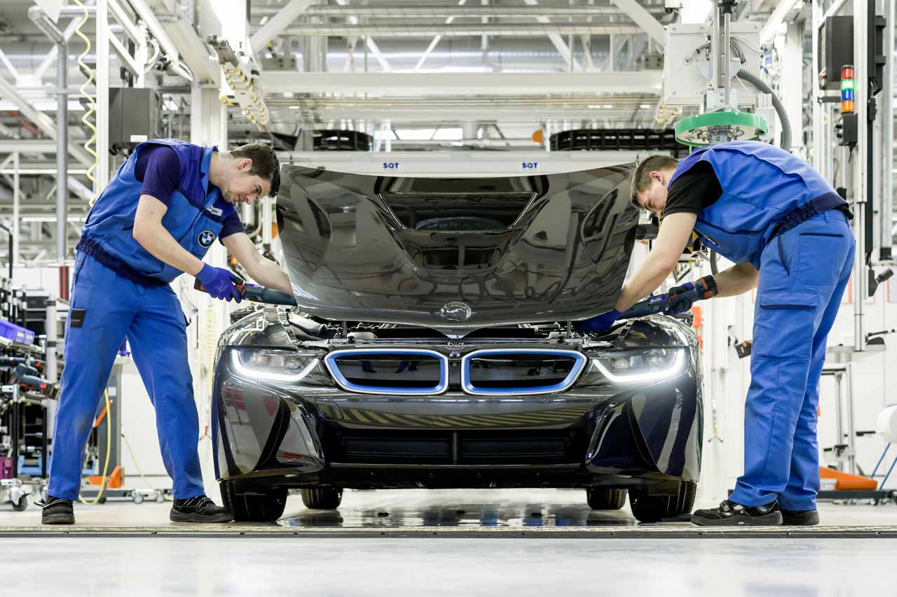 BMW i8 và dây chuyền sản xuất bằng robot