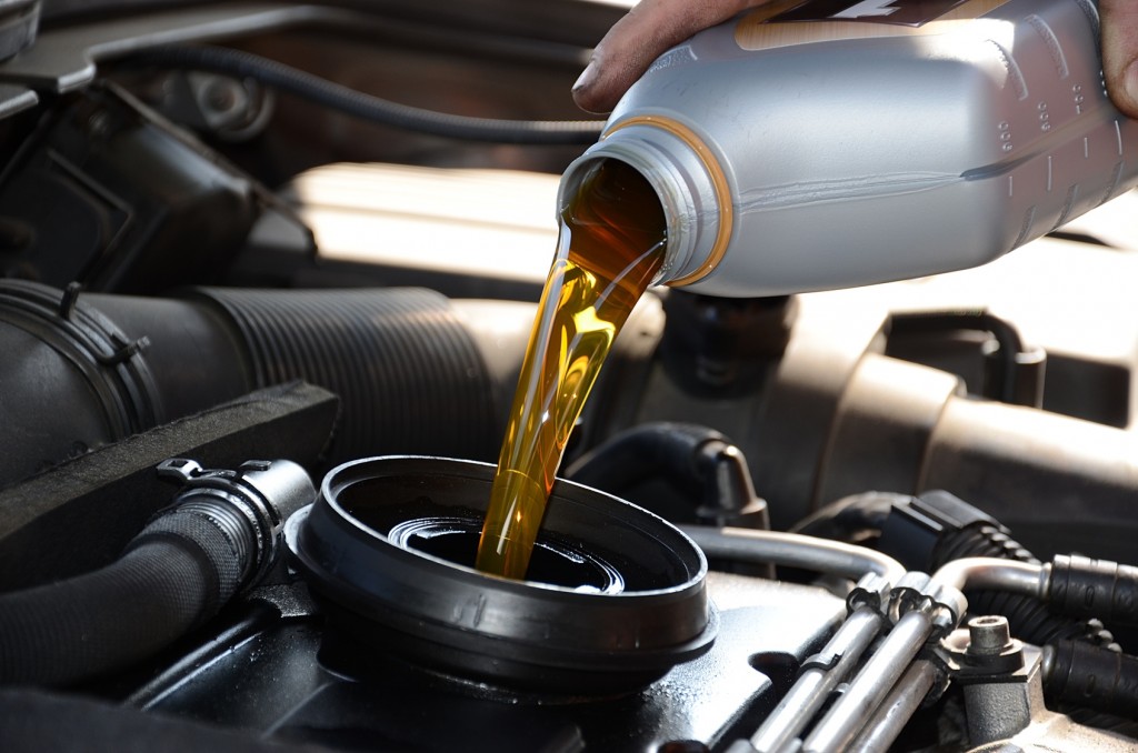 Loại dầu nhớt ô tô nào phù hợp nhất với xe của bạn?