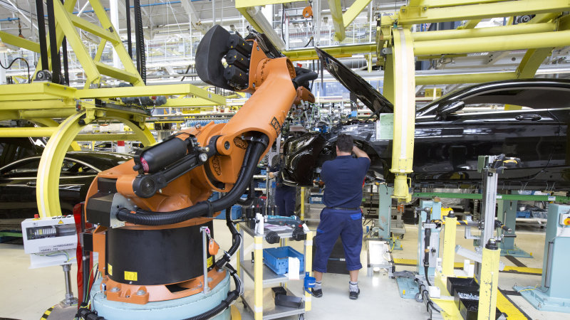 Mercedes thay thế robot bằng con người tại dây chuyền sản xuất
