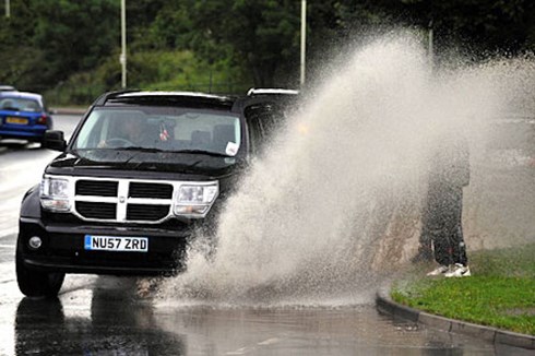 5 sai lầm khi lái xe trong mưa