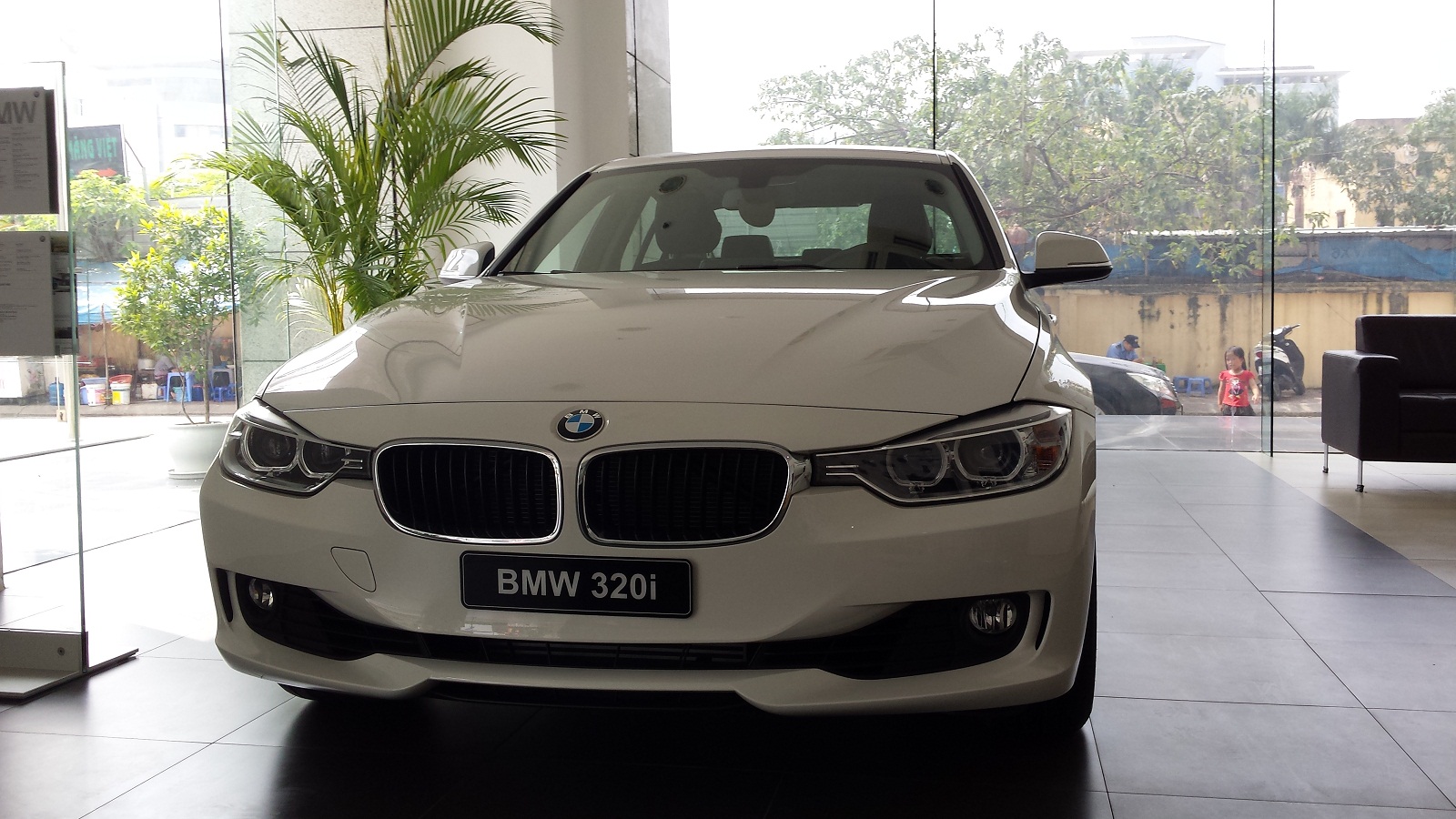 Chi tiết xe sang giá rẻ BMW 320i đời 2015 về Việt Nam