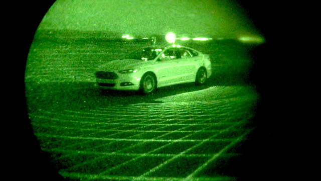 Trong bóng đêm, Ford Fusion Hybrid phát ra 2,8 triệu tia laser mỗi giây để định vị đường đi.