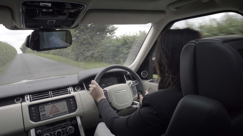 Land Rover phát triển công nghệ xe kéo vô hình