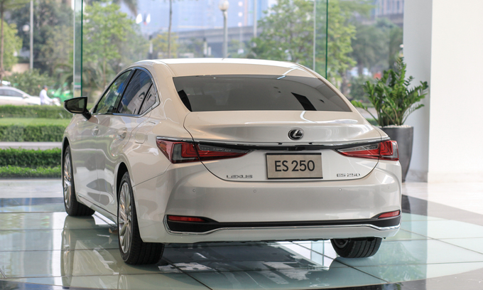 Lexus ES250 2019 giá 2,5 tỷ đồng - trẻ hóa xe sang Nhật