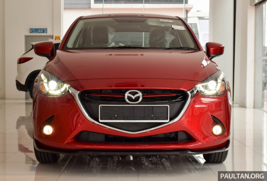 Mazda2 2016 được bổ sung đèn pha LED và dải đèn LED chiếu sáng ban ngày.
