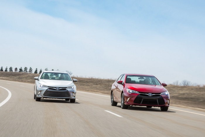 So sánh màu bạc và màu đỏ Toyota Camry 2015