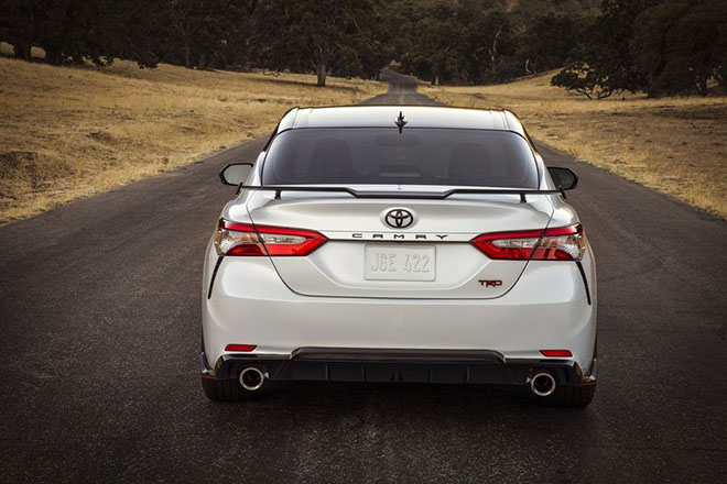 Toyota Camry TRD 2020 chính thức công bố giá bán rẻ bất ngờ